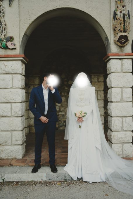 Shooting mariage romantique à Nice - Sur la colline du Château Liaskkaz photographe Couple de mariés lors d'un shooting romantique sur la colline du Château à Nice, photographié par Khaliza (liaskkaz). Lumière naturelle.